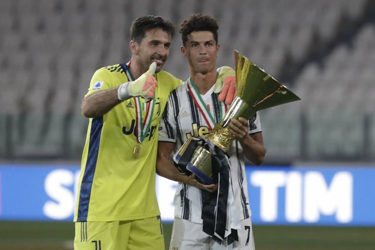 Buffon (trái) và Ronaldo mừng danh hiệu Serie A thứ chín liên tiếp của Juventus trên sân Allianz, Turin, ngày 1/8/2020.