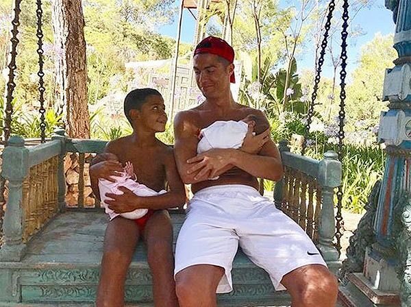 C. Ronaldo có thêm hai con là Eva và Mateo bảy năm sau khi nhóc Cristiano Jr chào đời.