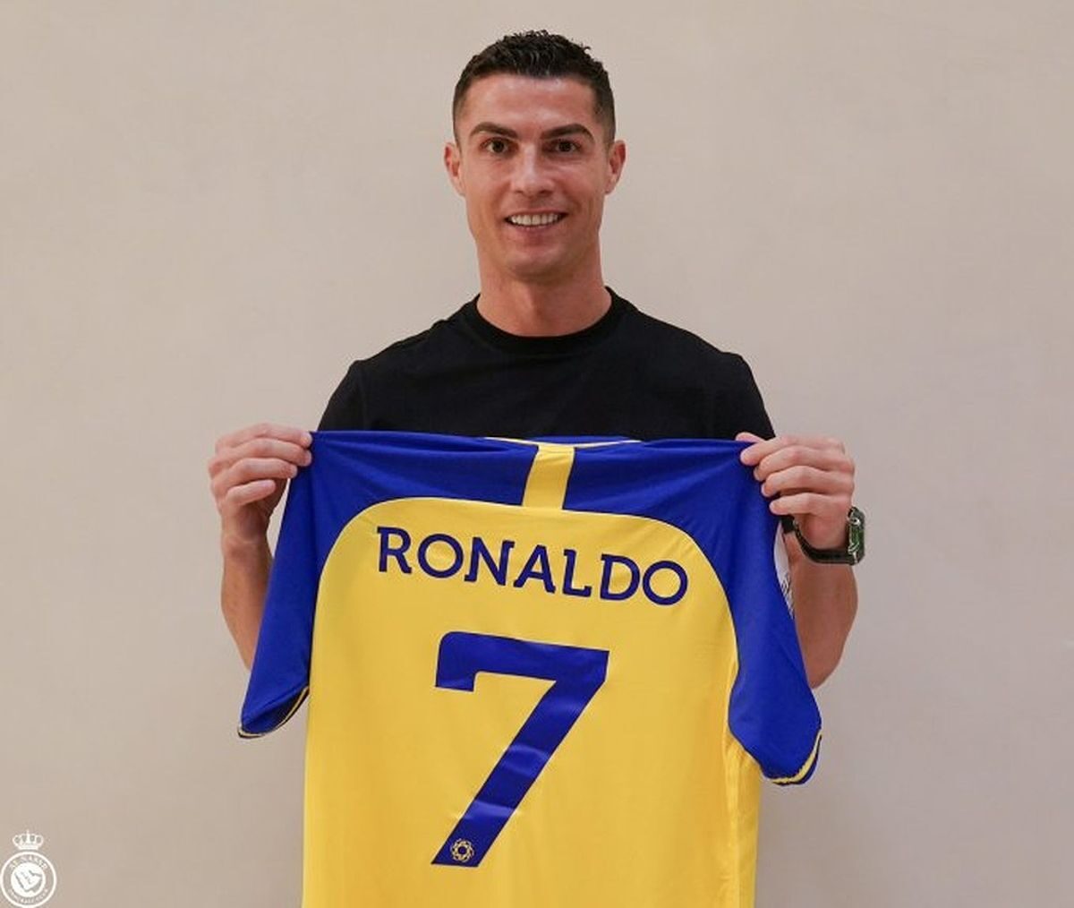 Cristiano Ronaldo ký hợp đồng với Al Nassr