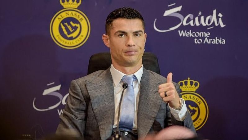 Cristiano Ronaldo tại buổi họp báo Al Nassr