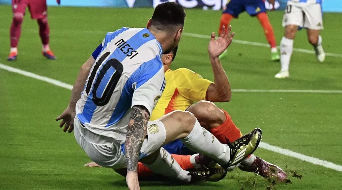 Messi khóc nức nở khi rời sân sớm ở chung kết Copa America