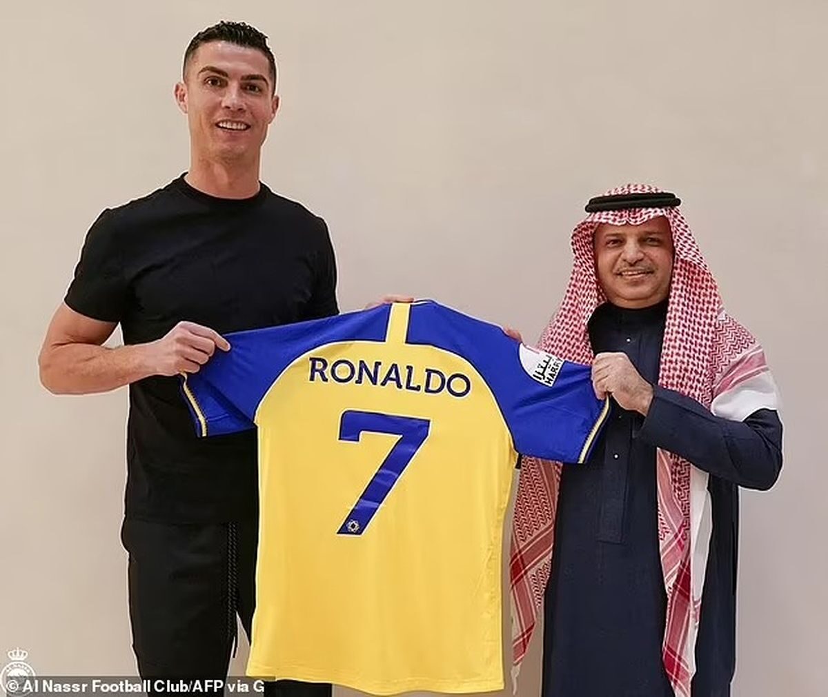 Mức lương khủng của Ronaldo ở Al Nassr