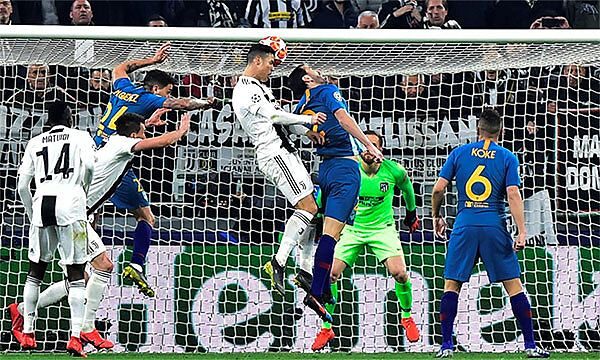 Pha nhảy cao 2.47m trong trận đấu giữa Juventus và Torino của Ronaldo