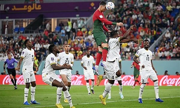 Pha nhảy cao ghi bàn 2,93m của Ronaldo