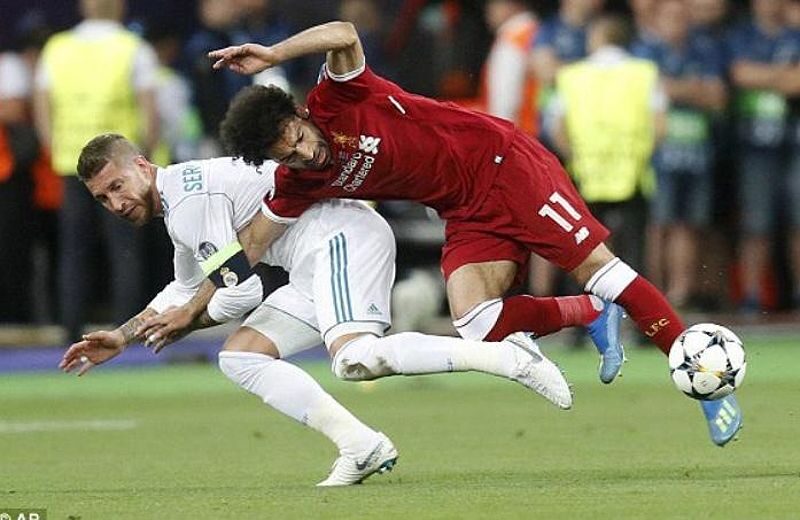 Ramos bẻ tay Salah