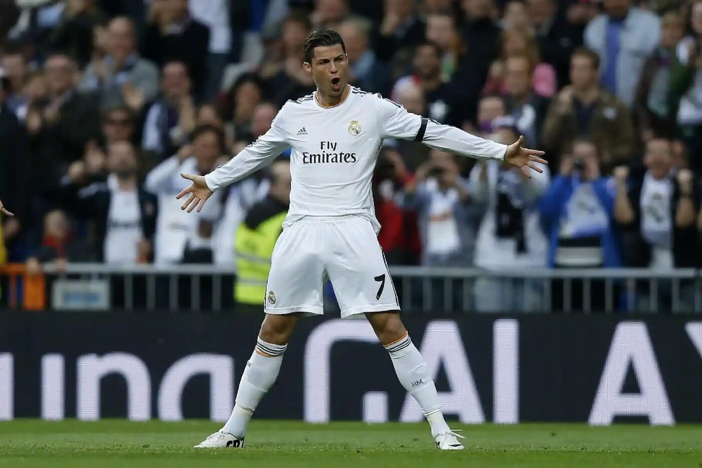 Ronaldo ăn mừng bàn thắng