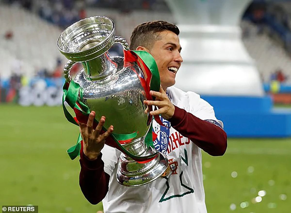 Ronaldo ăn mừng vô địch Euro 2016