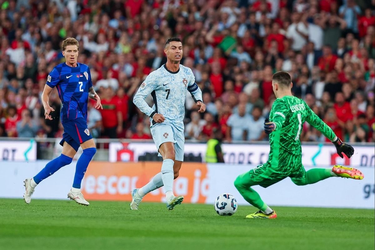 Ronaldo áp sát một tình huống thủ môn Livakovic phá bóng lên trong trận Bồ Đào Nha thắng Croatia 2-1 trên sân Da Luz, Lisbon ở lượt đầu bảng A Nations League ngày 5/9. Ảnh: LUSA