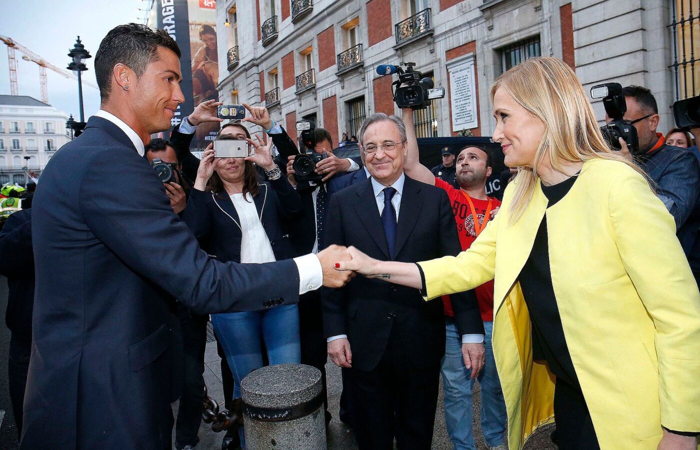 Ronaldo bắt tay thị trưởng Madrid Cristina Cifuentes trong lễ ăn mừng chức vô địch La Liga năm 2017 của Real Madrid