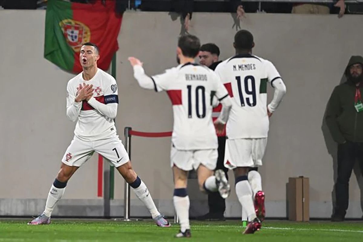 Ronaldo có màn ăn mừng 2 trong 1 "Siu" và "Nap"