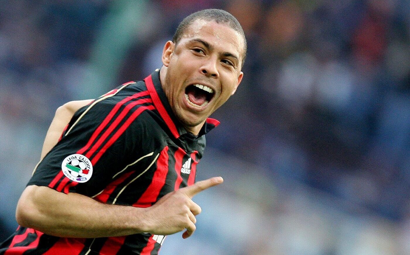 Ronaldo ghi bàn trong trận derby Milan