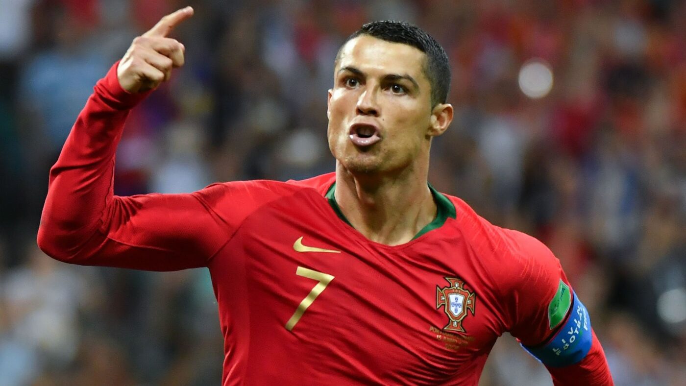 Ronaldo ghi bàn từ chấm phạt đền