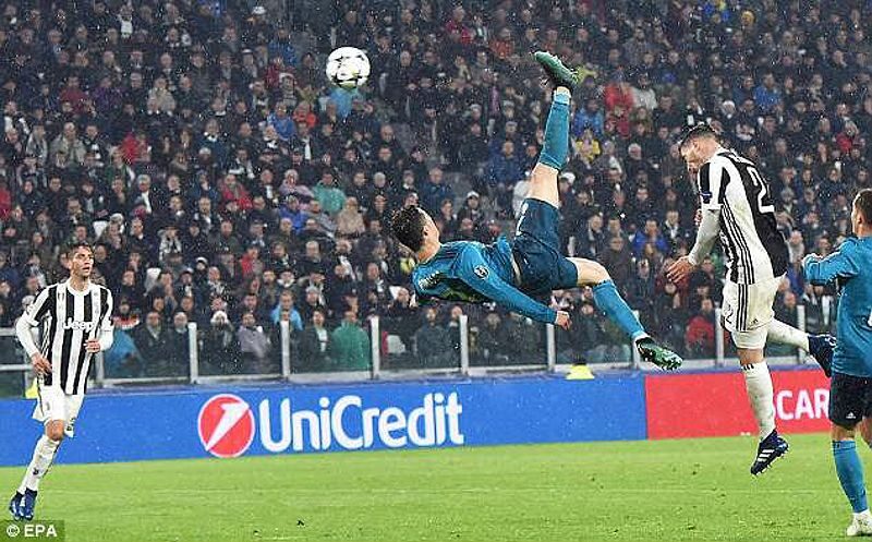 Ronaldo ghi bàn vào lưới Juventus