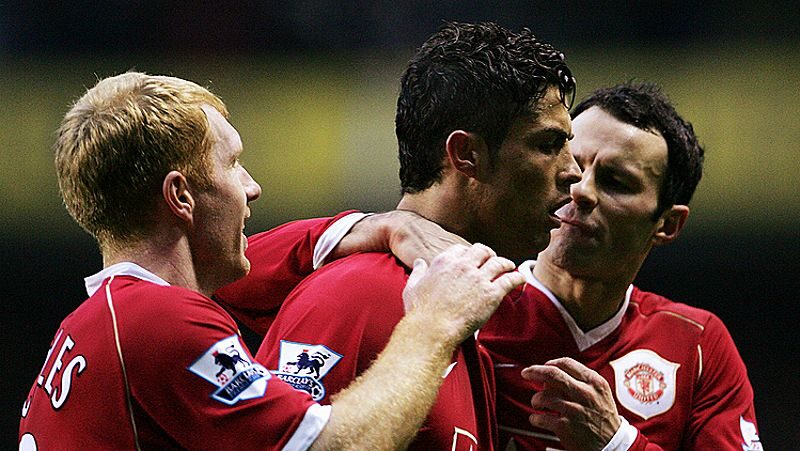 Ronaldo thời còn thi đấu cùng Scholes (trái) và Giggs (phải) ở Man Utd.