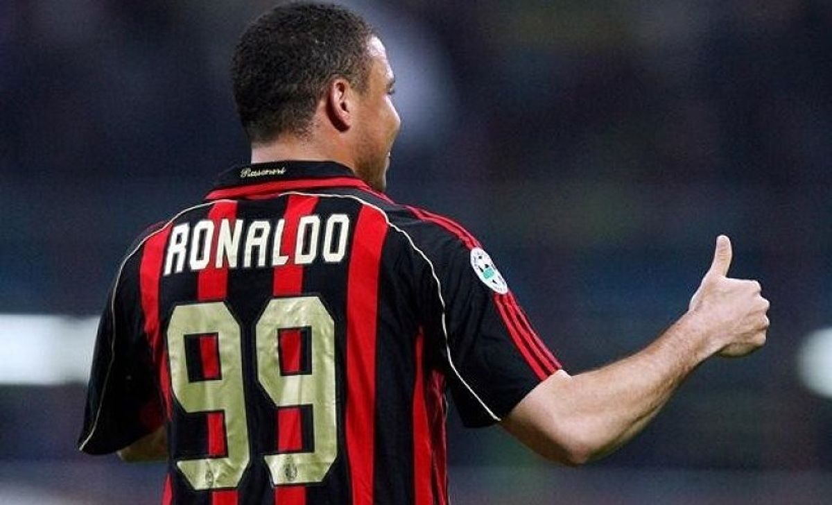 Ronaldo trong màu áo AC Milan với số 99