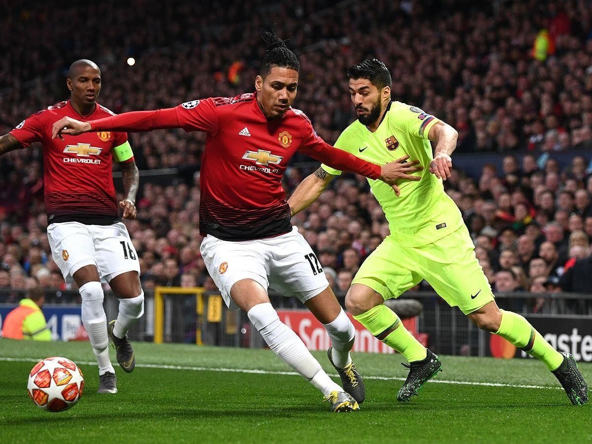 Smalling đang phòng ngự Messi