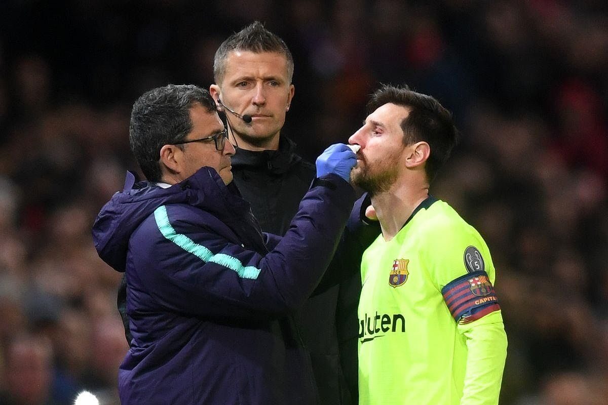 Smalling và Messi trong trận đấu